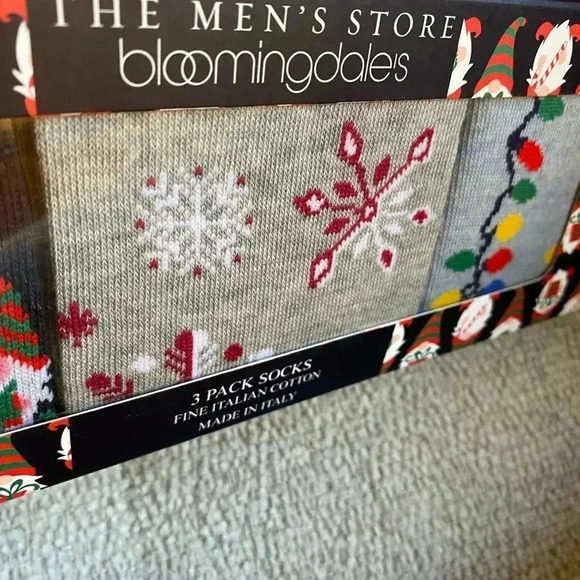 Bloomingdale’s Men’s Holiday Socks Gift Pack 3 socks included in box - Picture 5 of 6